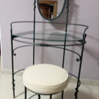 Toletta con sgabello in ferro e specchio orientabi
