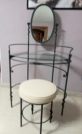 Toletta con sgabello in ferro e specchio orientabi