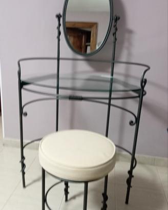 Toletta con sgabello in ferro e specchio orientabi