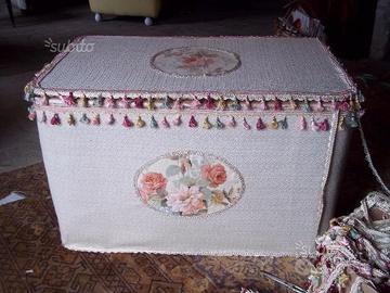 Baule shabby rivestito di tappezzeria