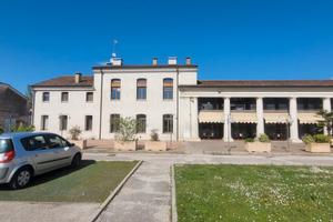 35m Grande bar con possibilità pizzeria