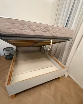 Letto matrimoniale con cassone contenitore – 250 €