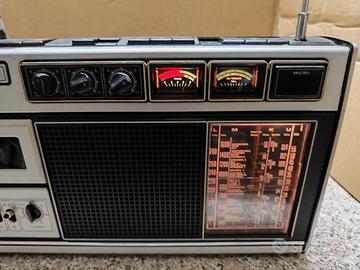 Registratore a cassette radiofonico vintage 