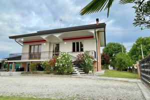 Casa unifamiliare ristrutturata con ampio giardino