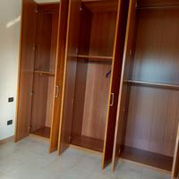 Armadio di grandi dimensioni in legno