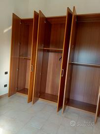 Armadio di grandi dimensioni in legno