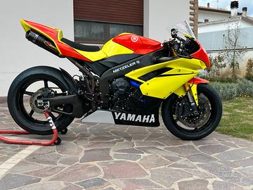 Yamaha R1 pronto pista