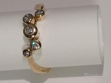 Anello da donna in oro con diamanti 