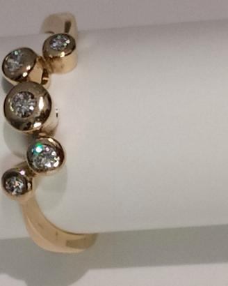 Anello da donna in oro con diamanti 