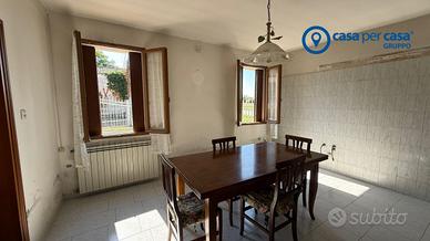 CASA SINGOLA CON AMPIO SCOPERTO