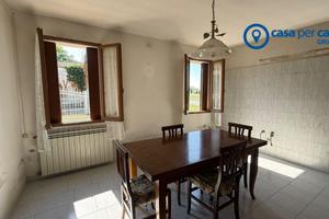 CASA SINGOLA CON AMPIO SCOPERTO