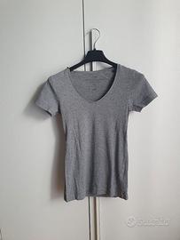 T-shirt Grigia scollo a V basic-Come Nuova