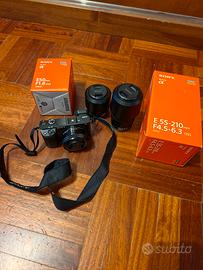 Sony a6000 con obiettivo kit e altri obiettivi