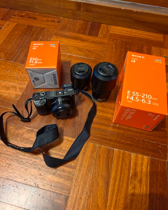 Sony a6000 con obiettivo kit e altri obiettivi