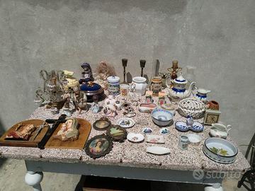 Soprammobili e oggetti vari.