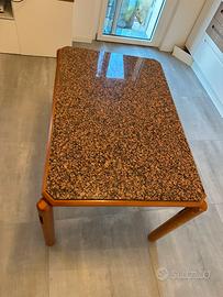 Tavolo in legno con piano in marmo