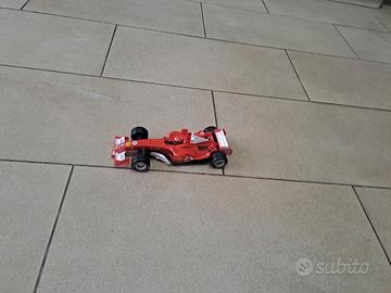 macchinina giocattolo ferrari