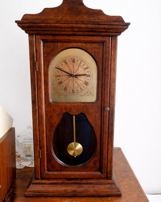 orologio a batteria con pendolo.