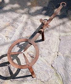 treppiede sotto pentola camino