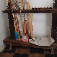 antico telaio sardo e antico letto in ferro 