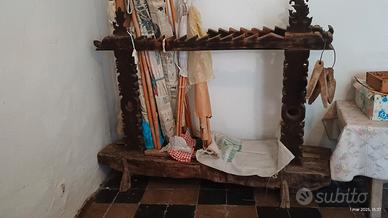 antico telaio sardo e antico letto in ferro 