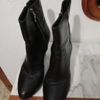 Stivali con tacco nero da donna