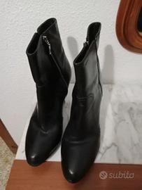 Stivali con tacco nero da donna