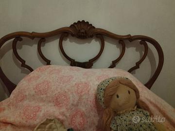 struttura letto in noce testiera intagliata