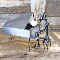 Scultura viti e bulloni pianoforte pianista.