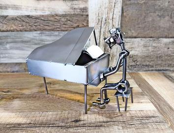 Scultura viti e bulloni pianoforte pianista.