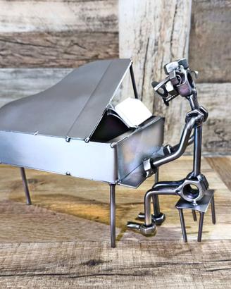 Scultura viti e bulloni pianoforte pianista.