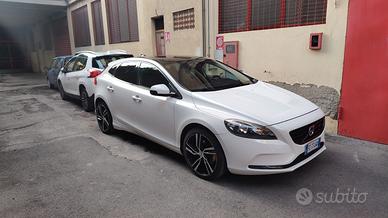 VOLVO V40 D2