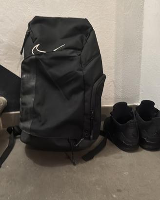 due zaini nike ( uno medio- uno grande )