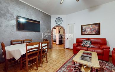 APPARTAMENTO CON DOPPIO BALCONE E CANTINA VIA DELL