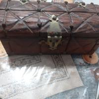 Scrigno in legno intarsiato