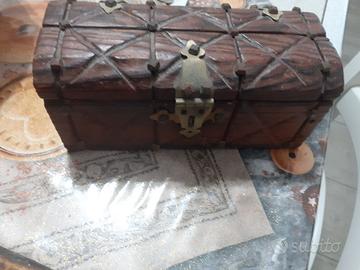 Scrigno in legno intarsiato
