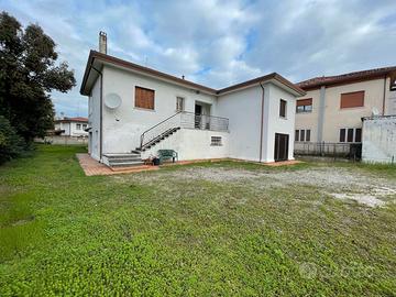 Villa indipendente con ampio giardino a pochi pass