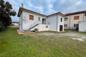 Villa indipendente con ampio giardino a pochi pass