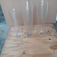 Tre vasi alti in vetro