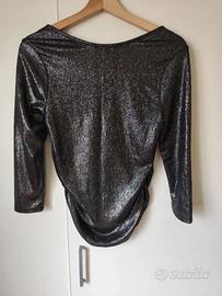 Blusa argentata e nera