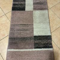 Tappeto rosa e grigio