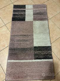 Tappeto rosa e grigio