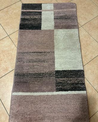 Tappeto rosa e grigio