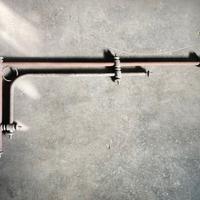 Antico supporto in metallo per lampione esterno