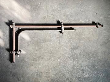 Antico supporto in metallo per lampione esterno