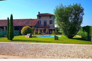 Rustico / Casale di 300 m² con più di 5 locali e b