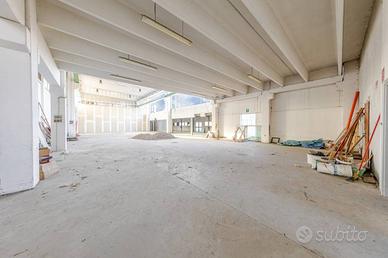 Immobile di 1580 m² con 3 locali a Arluno