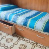 Letto con mobile rete a doghe e materasso