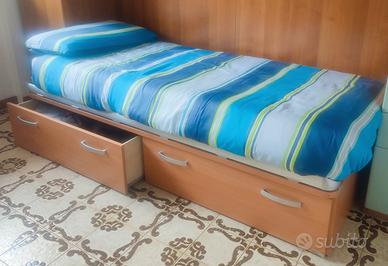 Letto con mobile rete a doghe e materasso