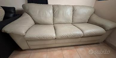 Divano in vera pelle.